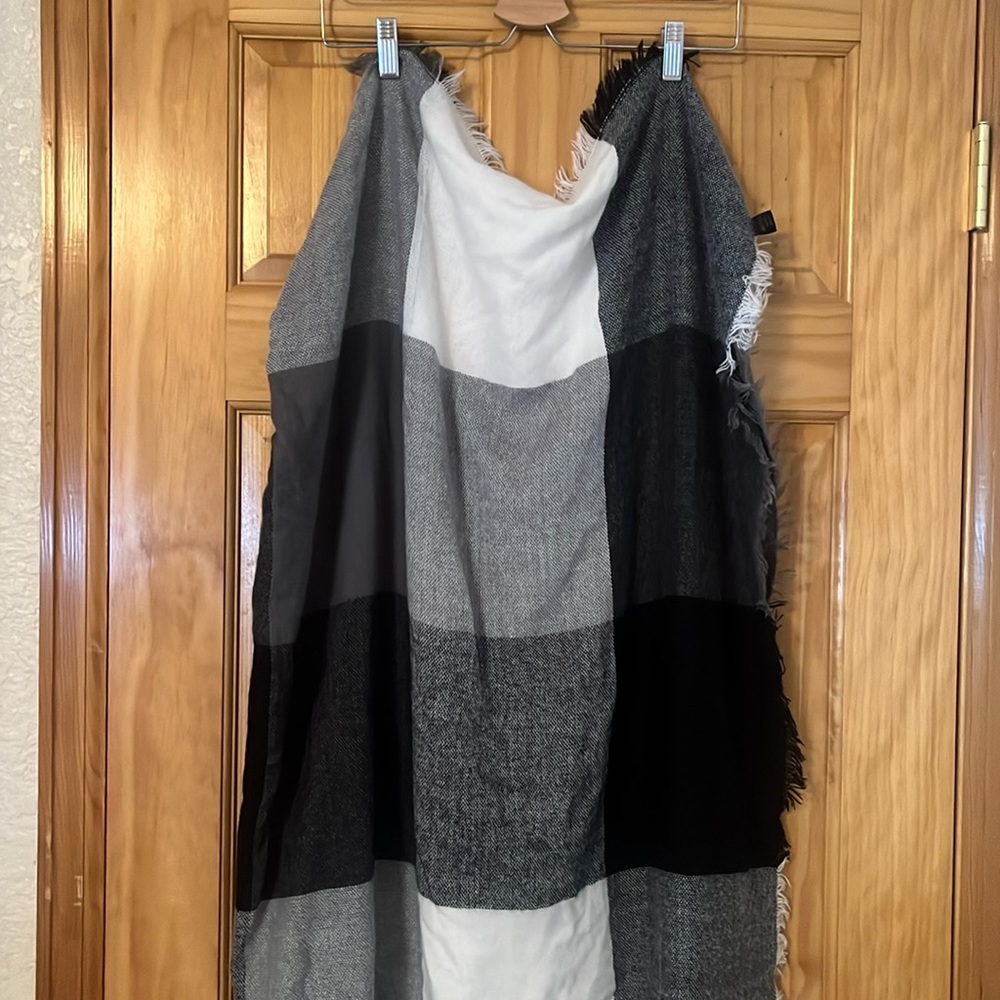 Long checkered scarf